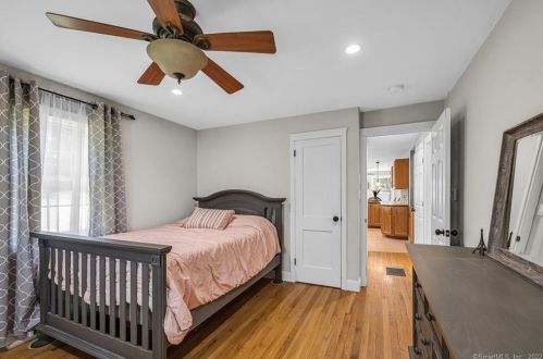 360 Taylor Rd, Enfield CT 06082-4042 exterior