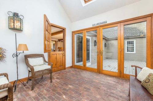 136 Mtn Spg Rd, Farmington CT 06032-1612 exterior