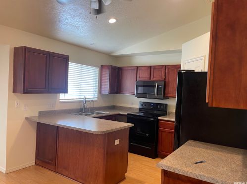 7732 Briar Dr, Taylorsville UT 84084-2810 exterior