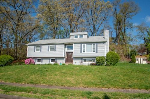4 Benanto Dr, Derby, CT 06418-2246