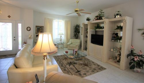 566 Cortina Ln, Fort Pierce FL 34986-1742 exterior