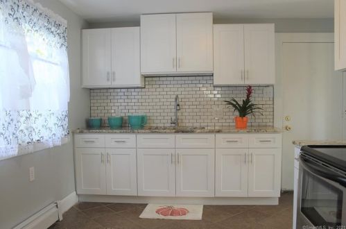 275 Main St, Windsor Locks CT 06096-0025 exterior