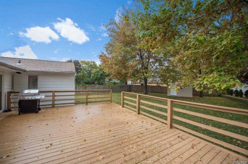 2 Carldon Rd, Commack NY 11725-1611 exterior