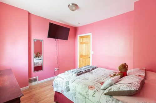 376 Chestnut St, New Britain CT 06051-2309 exterior