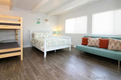 1146 Garnet Ave, San Diego CA 92109-2833 exterior