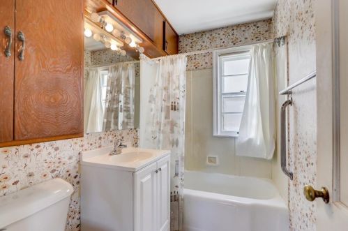 525 Ash St, Waukegan IL 60085-3928 exterior