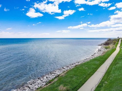 3924 Lake Dr, Milwaukee WI 53235-2448 exterior