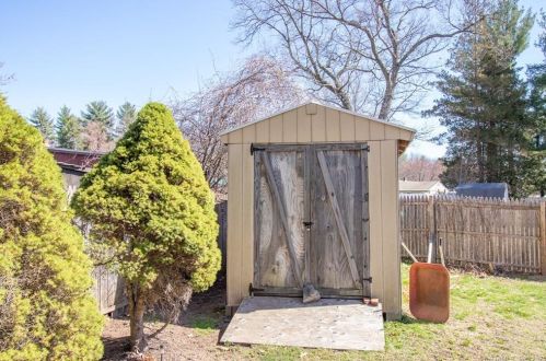 46 Roosevelt Blvd, Enfield CT 06082-2043 exterior