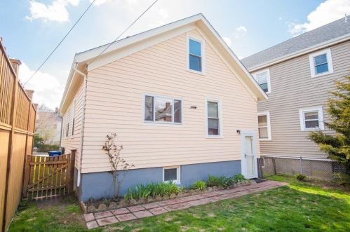 27 Peckham Ave, Middletown RI 02842-5731 exterior