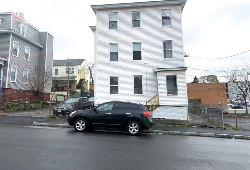 8 Barclay St, Worcester, MA 01604-4208