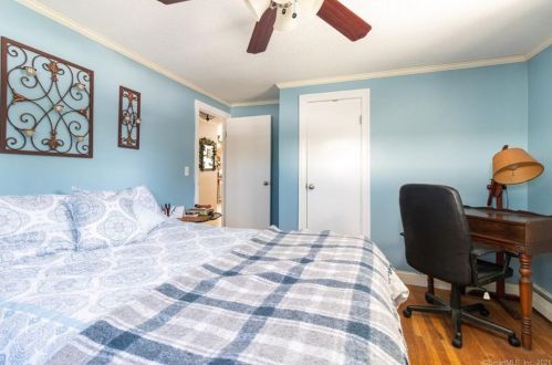 54 Roosevelt Blvd, Enfield CT 06082-2041 exterior