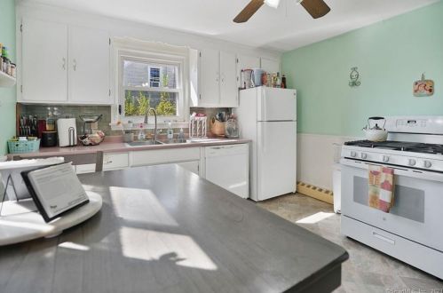 45 Old King St, Enfield CT 06082-5516 exterior