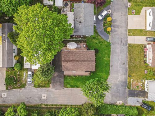 27 Daisy Dr, Bohemia NY 11716-4029 exterior