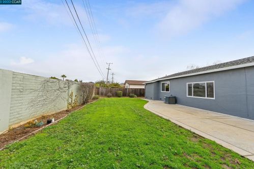 1519 Thornwood Dr, Concord CA 94521-1917 exterior