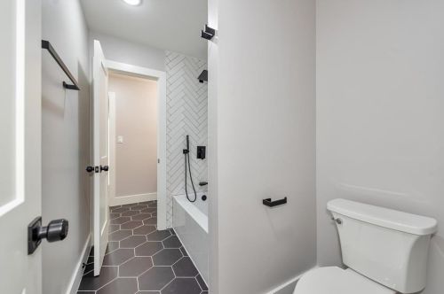 302 Edgewood Dr, Montgomery TX exterior