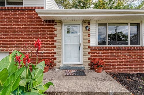 664 Regency Dr, Pittsburgh, PA 15239-1383