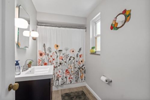 8145 Lindisfarne Dr, Pittsburgh PA 15237-2311 exterior