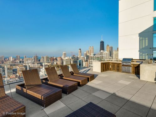 303 Ohio St, Chicago IL  60654-7963 exterior