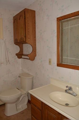 8 Marjorie Ln, Vernon CT 06066-4007 exterior