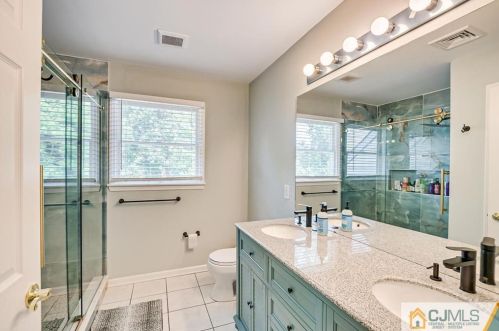 16 Sonia Ct, Edison NJ 08820-4443 exterior