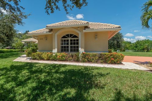 8290 Mizzen Dr, Boynton Beach FL 33472-2721 exterior