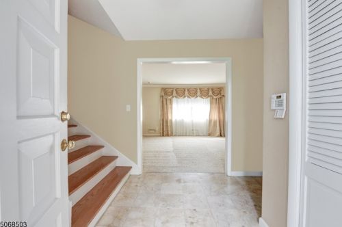 28 Coddington Ter, Livingston, NJ 07039-3635