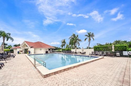 461 Countryside Dr, Naples FL 34104-6723 exterior