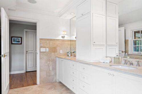 523 Carlisle Ave, Milwaukee WI 53217-4831 exterior