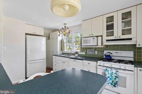 2 Riverside Dr, Princeton NJ 08540-4017 exterior