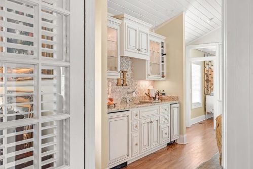 1647 Riverside Dr, Gainesville GA 30501-1837 exterior