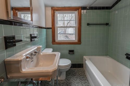 24 Cedric Ave, Derby CT 06418-1009 exterior