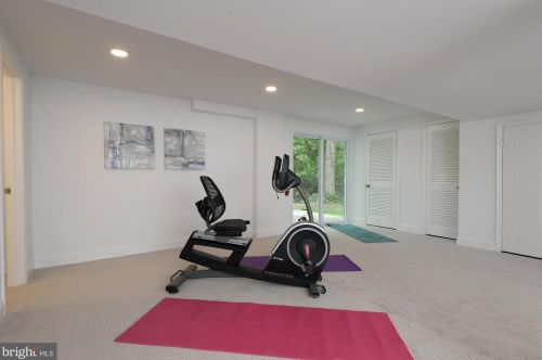 1209 Forestwood Dr, Mc Lean VA  22101-2603 exterior