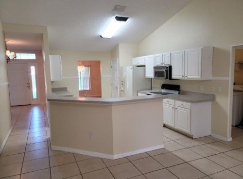 933 College Park Rd, Fort Pierce, FL 34953-5869