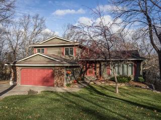 9708 Oakwood Dr, Chaska, MN 55318-9363