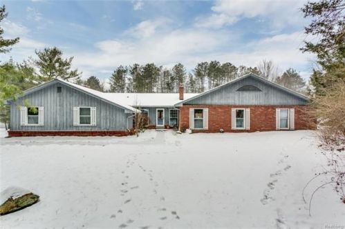 3302 Paint Creek Dr, Rochester, MI 48363-2725