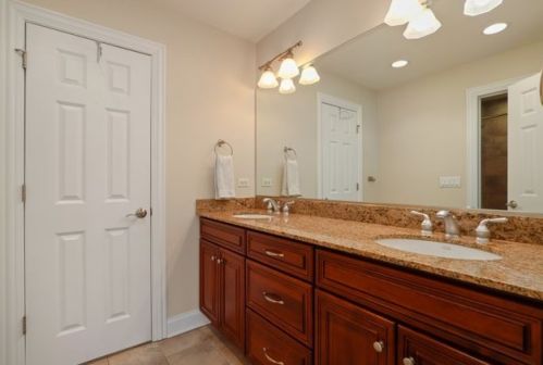 828 Colfax Ave, Elmhurst IL 60126-4535 exterior