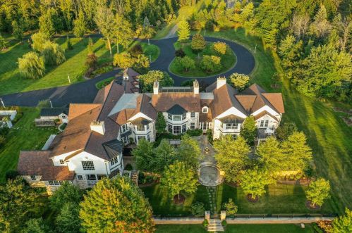 9303 Vly Hl Rd, Milwaukee WI 53217-1039 exterior