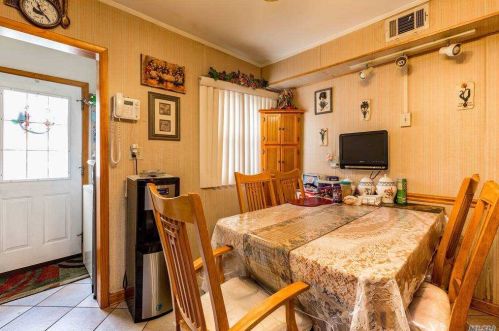 47 Carl St, Valley Stream NY 11580-4035 exterior