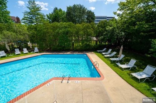 9 Lawrence Ct, Teaneck NJ 07666-6489 exterior