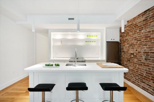 15 Regent Cir, Brookline, MA 02445-3307