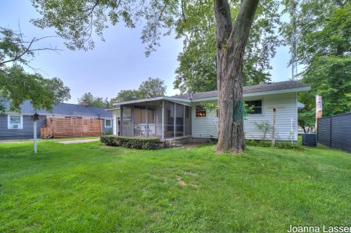 633 Randall Rd, Meskegon MI 49441-4953 exterior