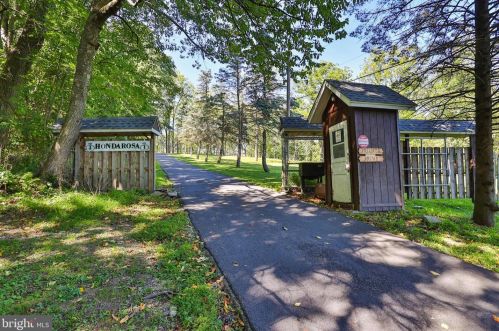 3319 Spg Vly Rd, Slatington PA 18080-3220 exterior