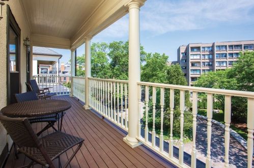 11 Regent Cir, Brookline MA 02445-3363 exterior