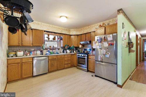 526 Longshore Ave, Philadelphia PA 19111-4424 exterior