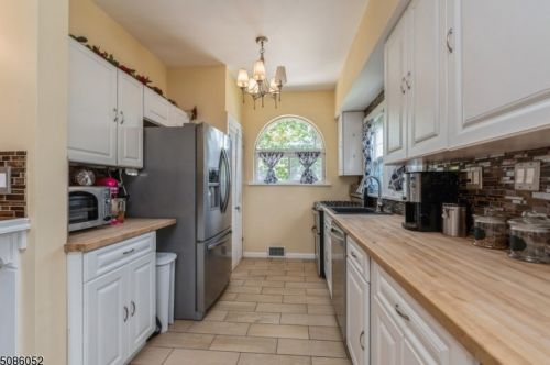 34 Baltusrol Way, Springfield NJ  07081-1515 exterior