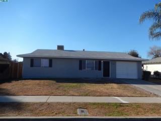 527 California Ct, Tulare, CA 93274-2613