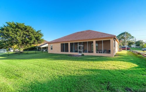 386 Dalton Cir, Fort Pierce FL 34953-5850 exterior