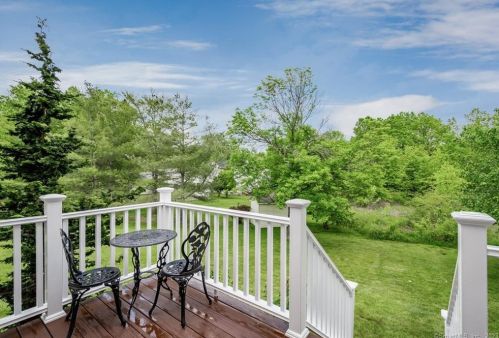 13 Pheasant Hl Dr, Enfield CT 06082-3948 exterior