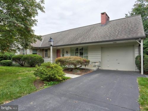 210 Murry Hill Dr, Lancaster, PA 17601-4112