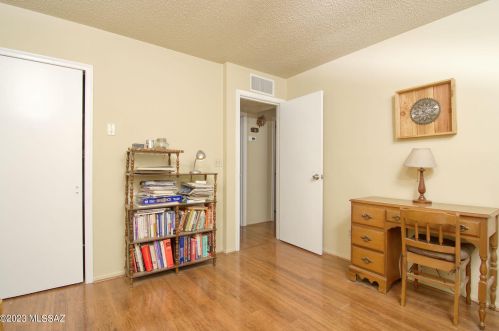 892 Glenn St, Tucson AZ  85705-4120 exterior